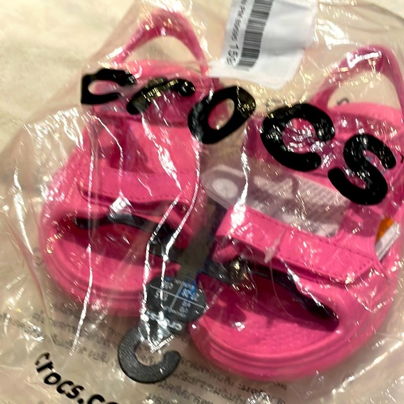 NWT CROCS Size 10 Girls Pink Crocs Sandals - Picture 2 of 4